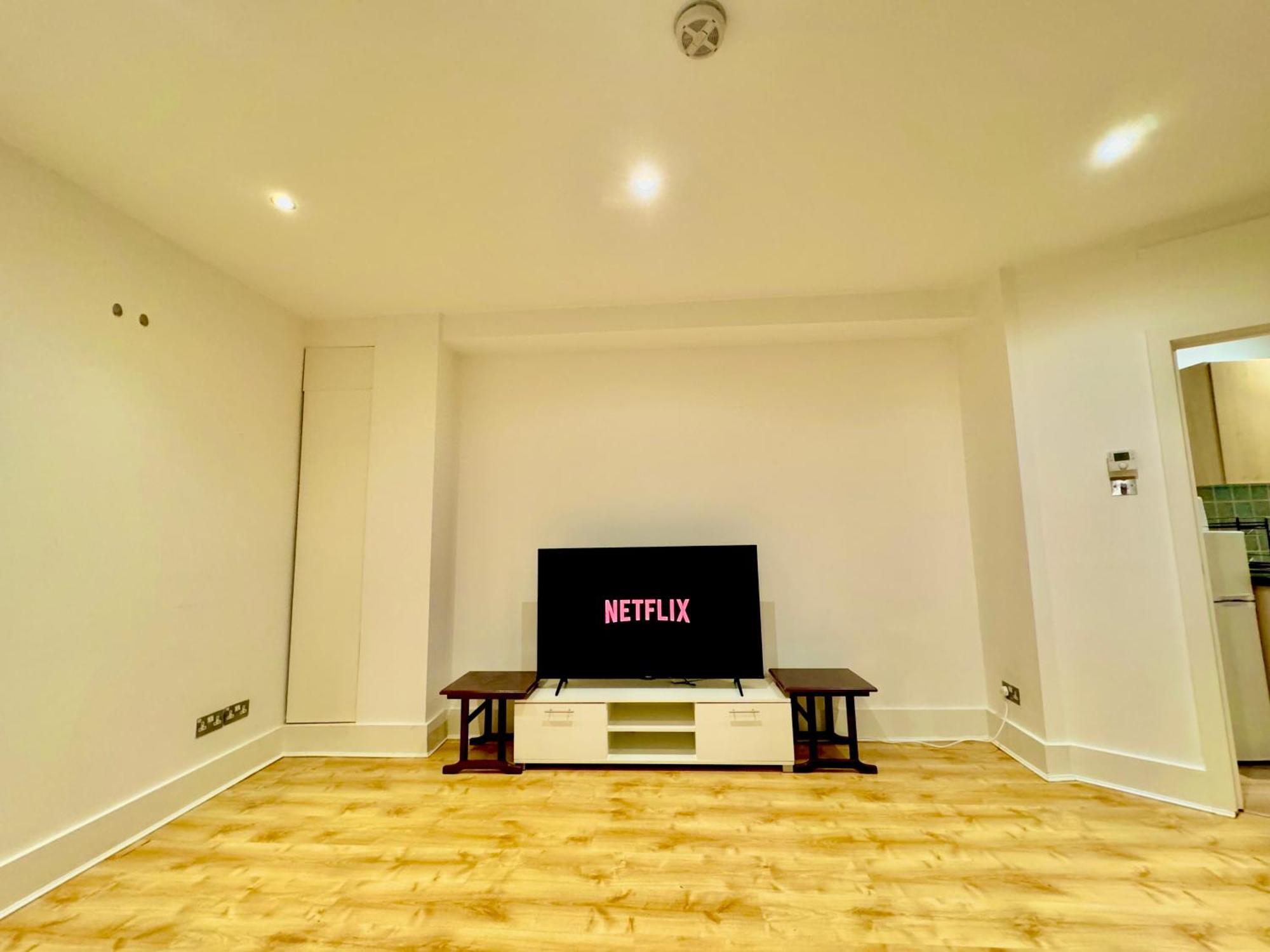 Luxxe Apartments, Kensington & Chelsea, Prime Location, With Many Stations, Westfield Shopping Centre Mins Away Walk Apartment *