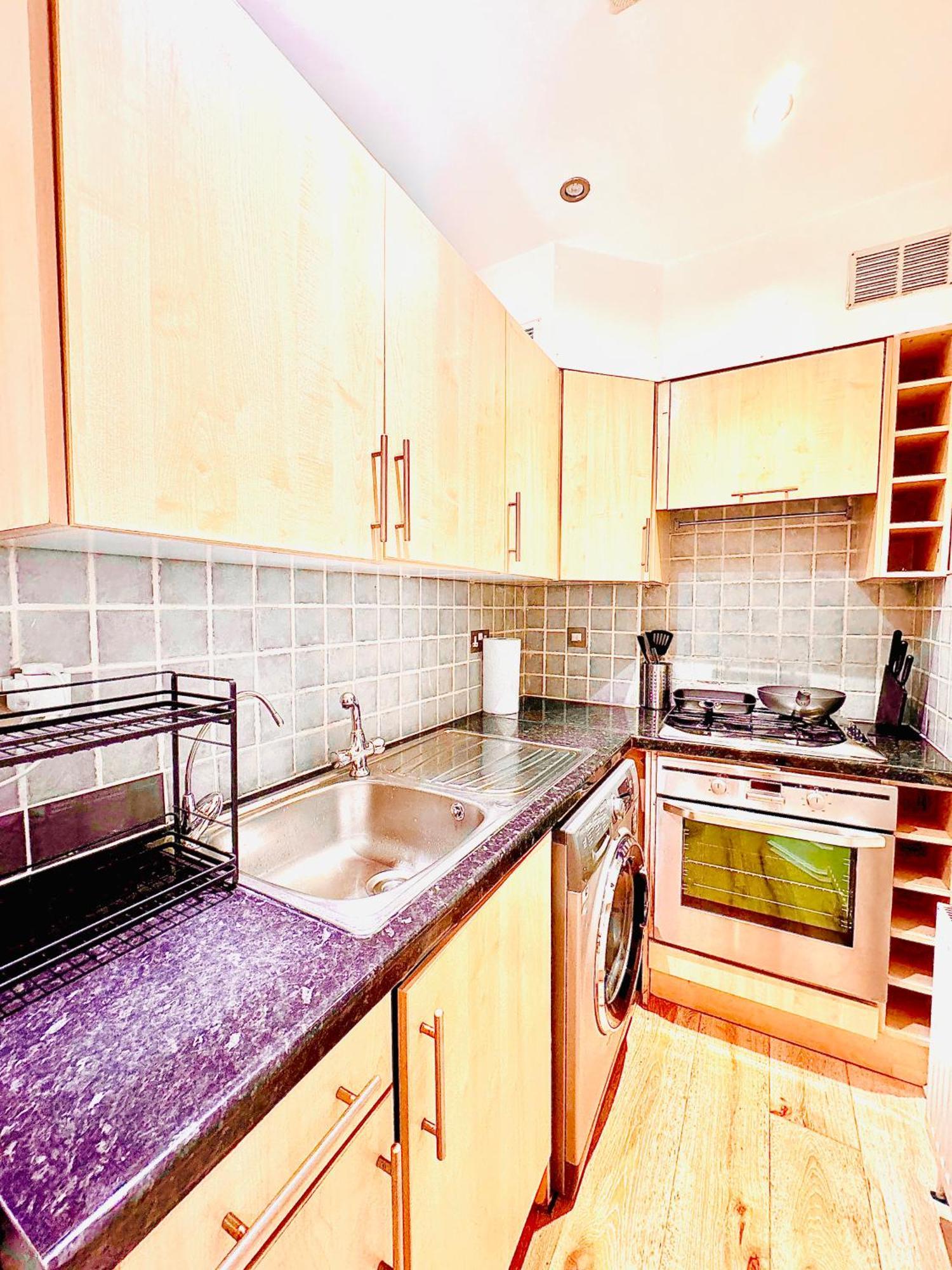 Luxxe Apartments, Kensington & Chelsea, Prime Location, With Many Stations, Westfield Shopping Centre Mins Away Walk