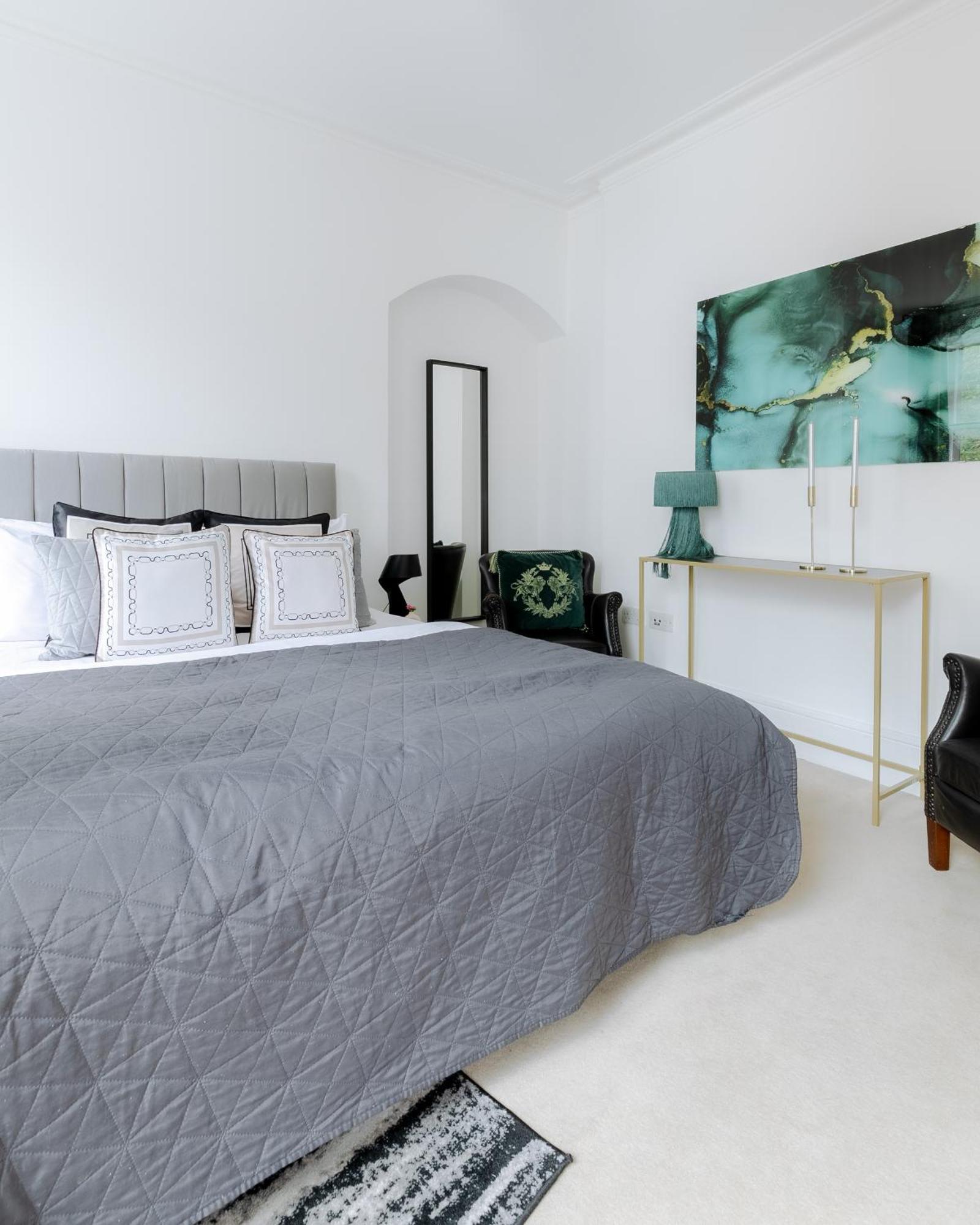 Rare Find Off Oxford St! Soho 5bed Design House For Xxl Groups Apartment