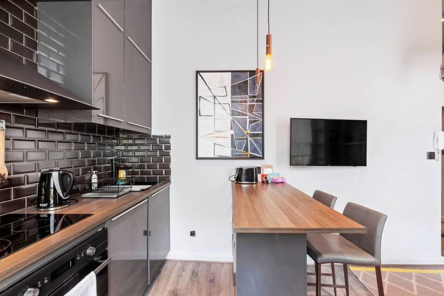 73 Oakley Square Apartment