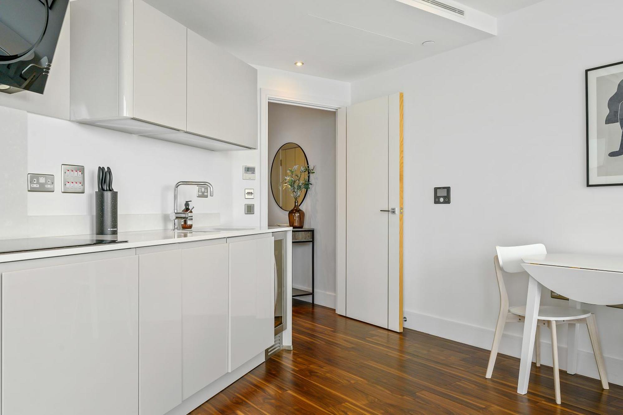 Stunning 1-bed In Apartment *