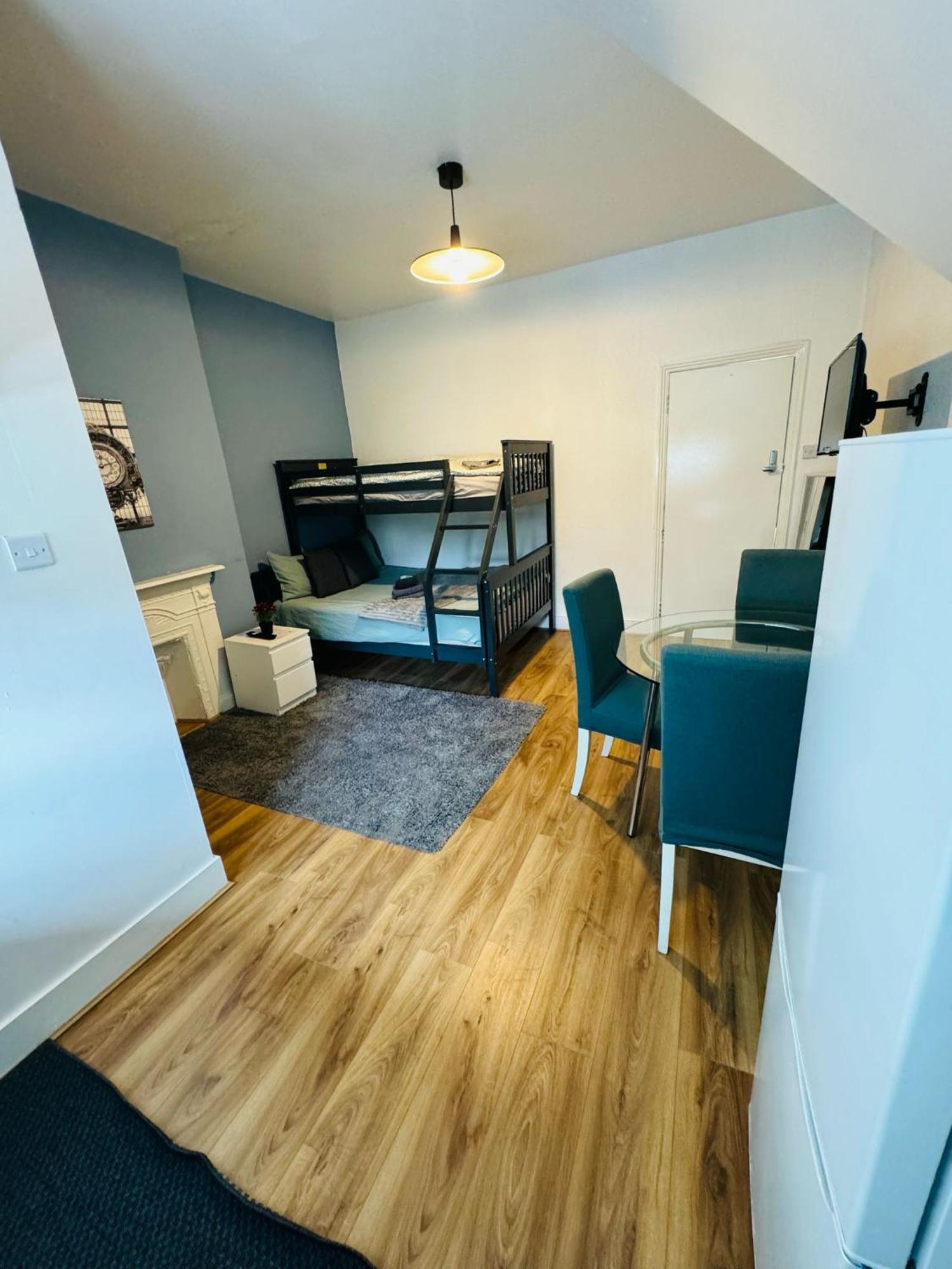 Guest 8 * London