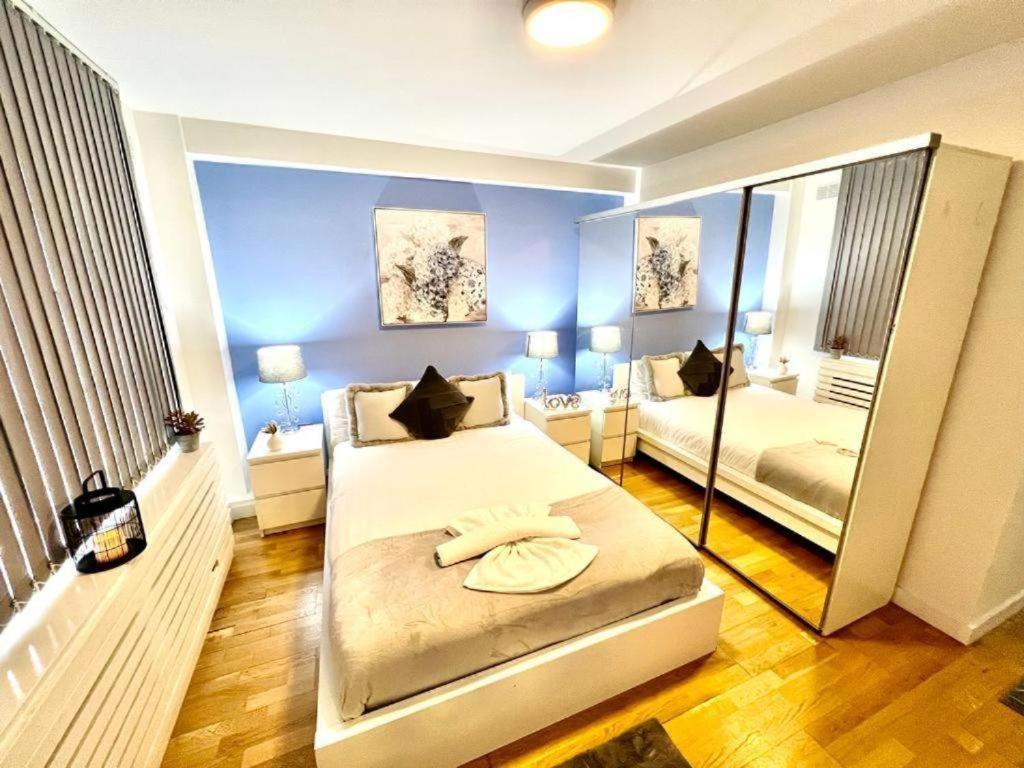 Two Bedroom Edgware Road Apartment *