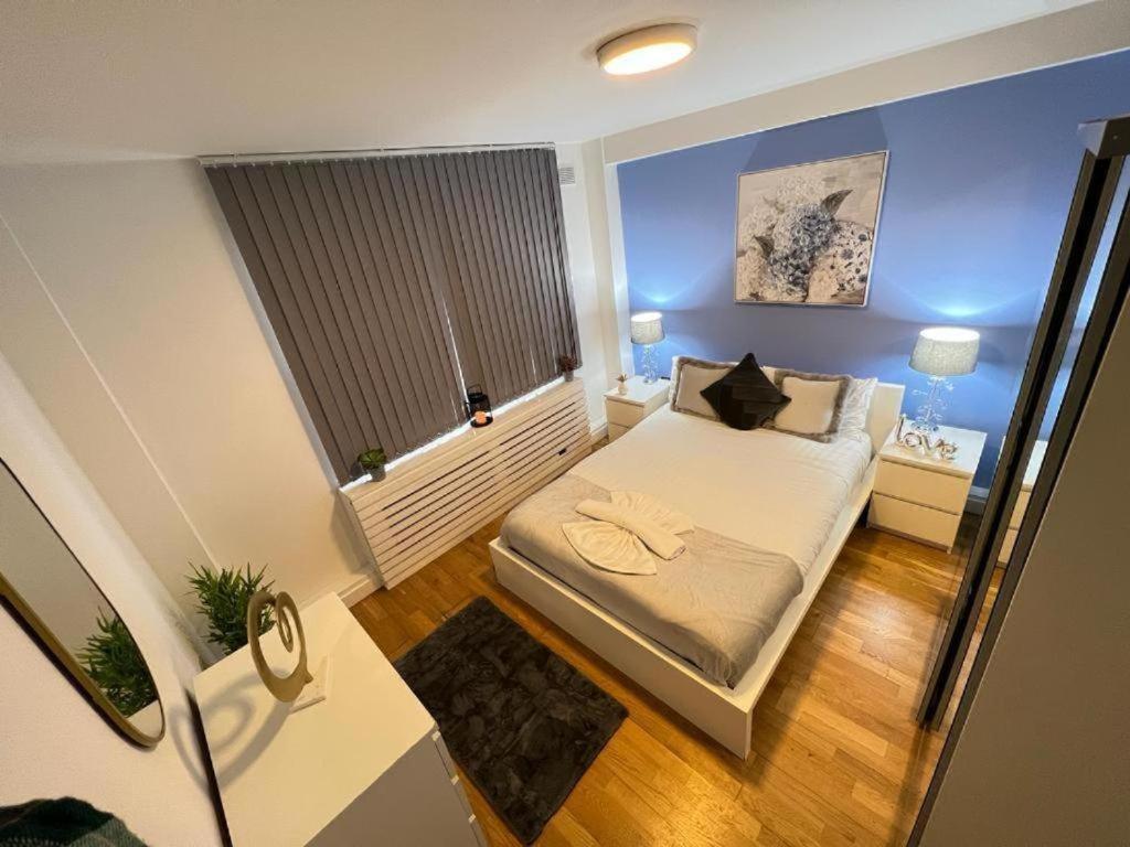 Two Bedroom Edgware Road Apartment *