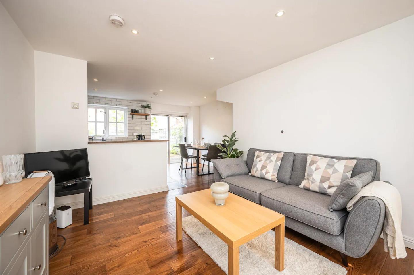 Holiday home Greenwich House 10 Mins To O2 - Free Parking Pass The Keys London