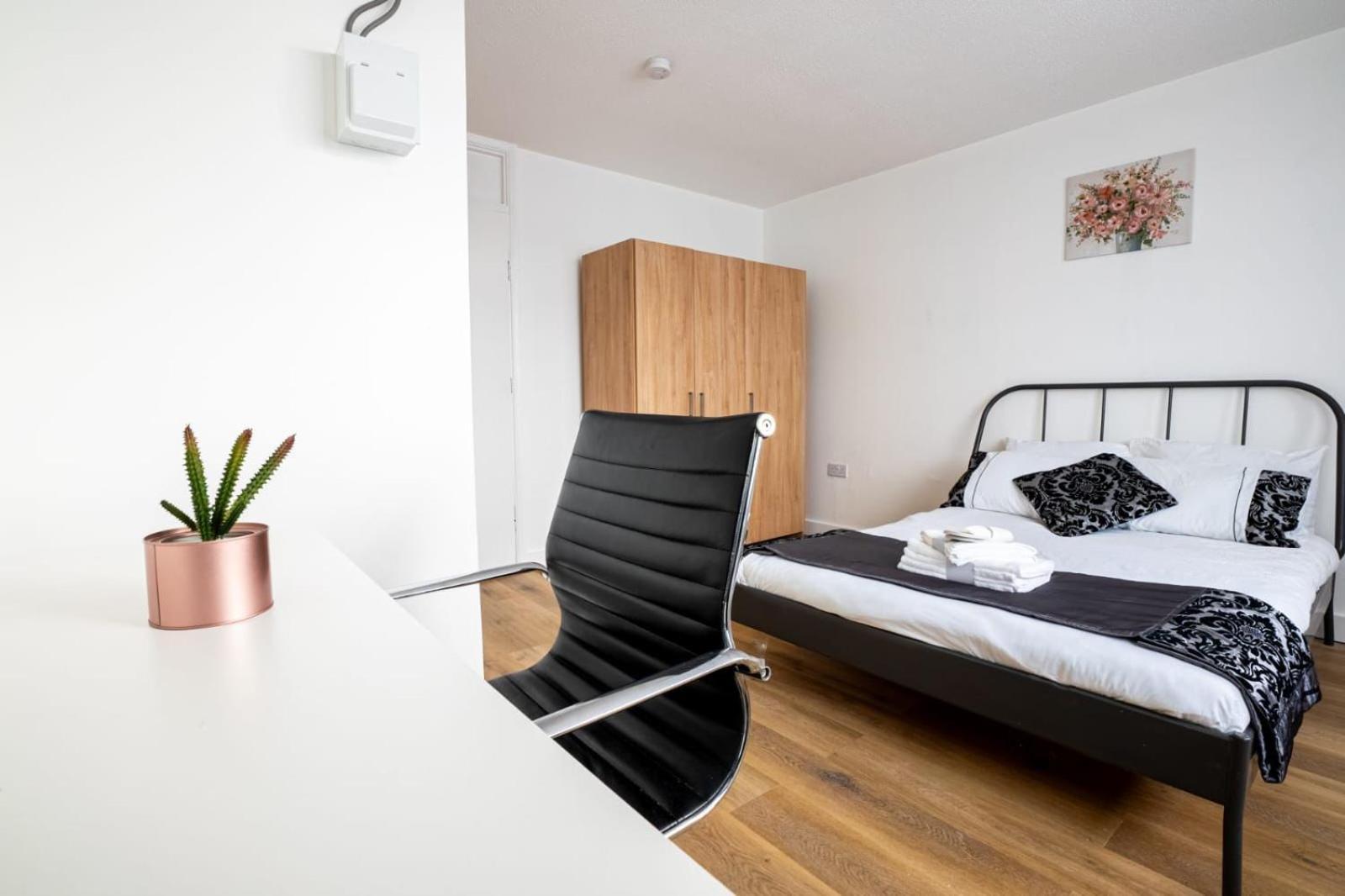 Homestay Docklands Near Excel And Airport 2 Double Ensuites For Up To 4 People London