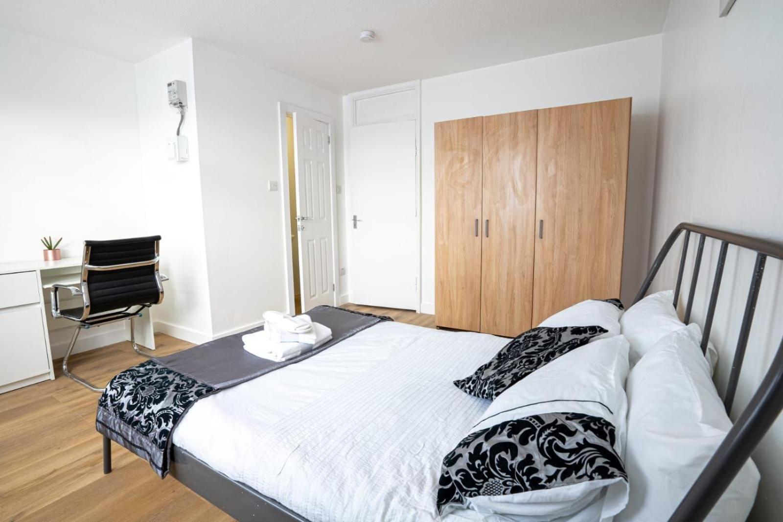 Docklands Near Excel And Airport 2 Double Ensuites For Up To 4 People London