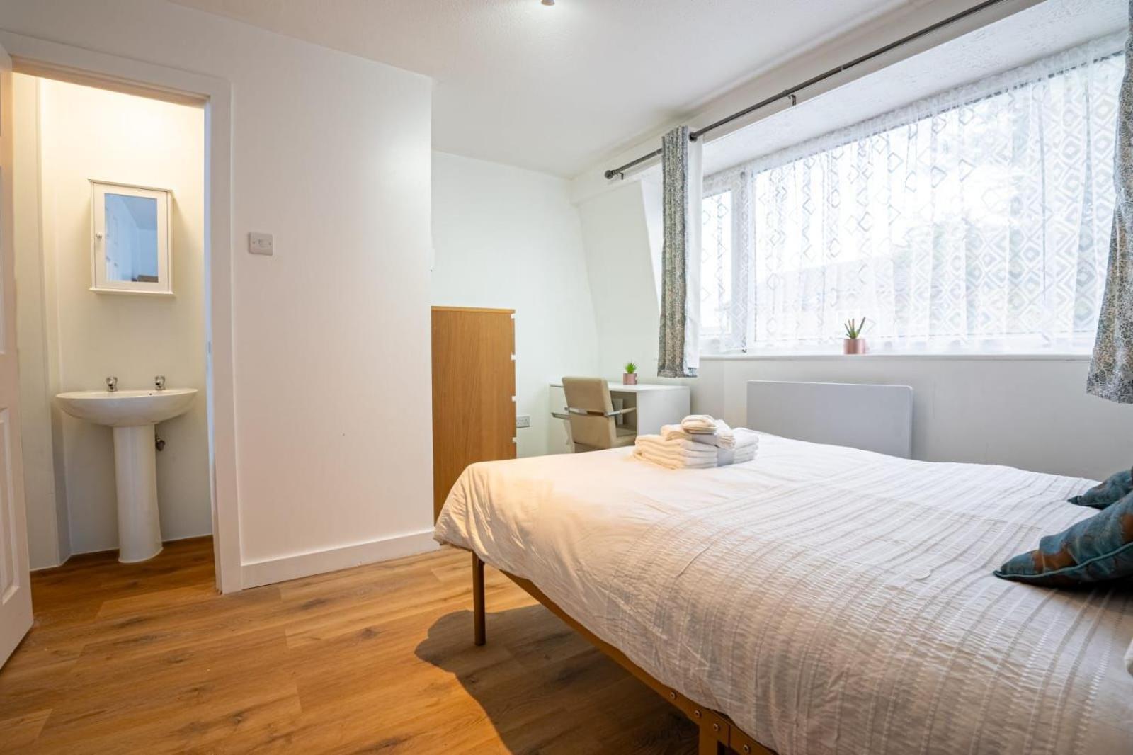 Homestay Docklands Near Excel And Airport 2 Double Ensuites For Up To 4 People London