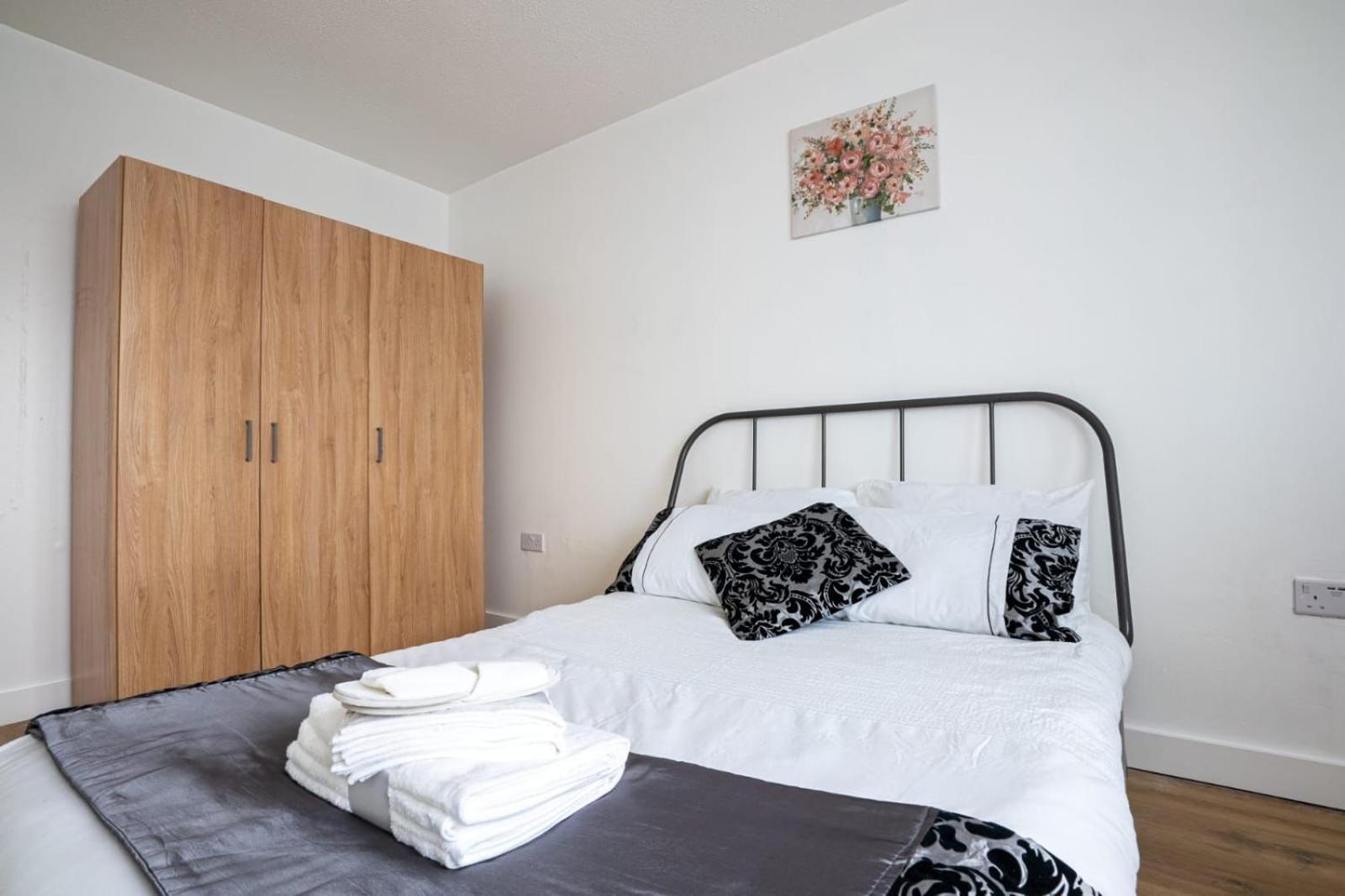 Docklands Near Excel And Airport 2 Double Ensuites For Up To 4 People *