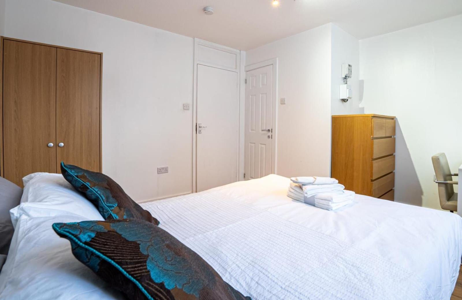 Docklands Near Excel And Airport 2 Double Ensuites For Up To 4 People Homestay London