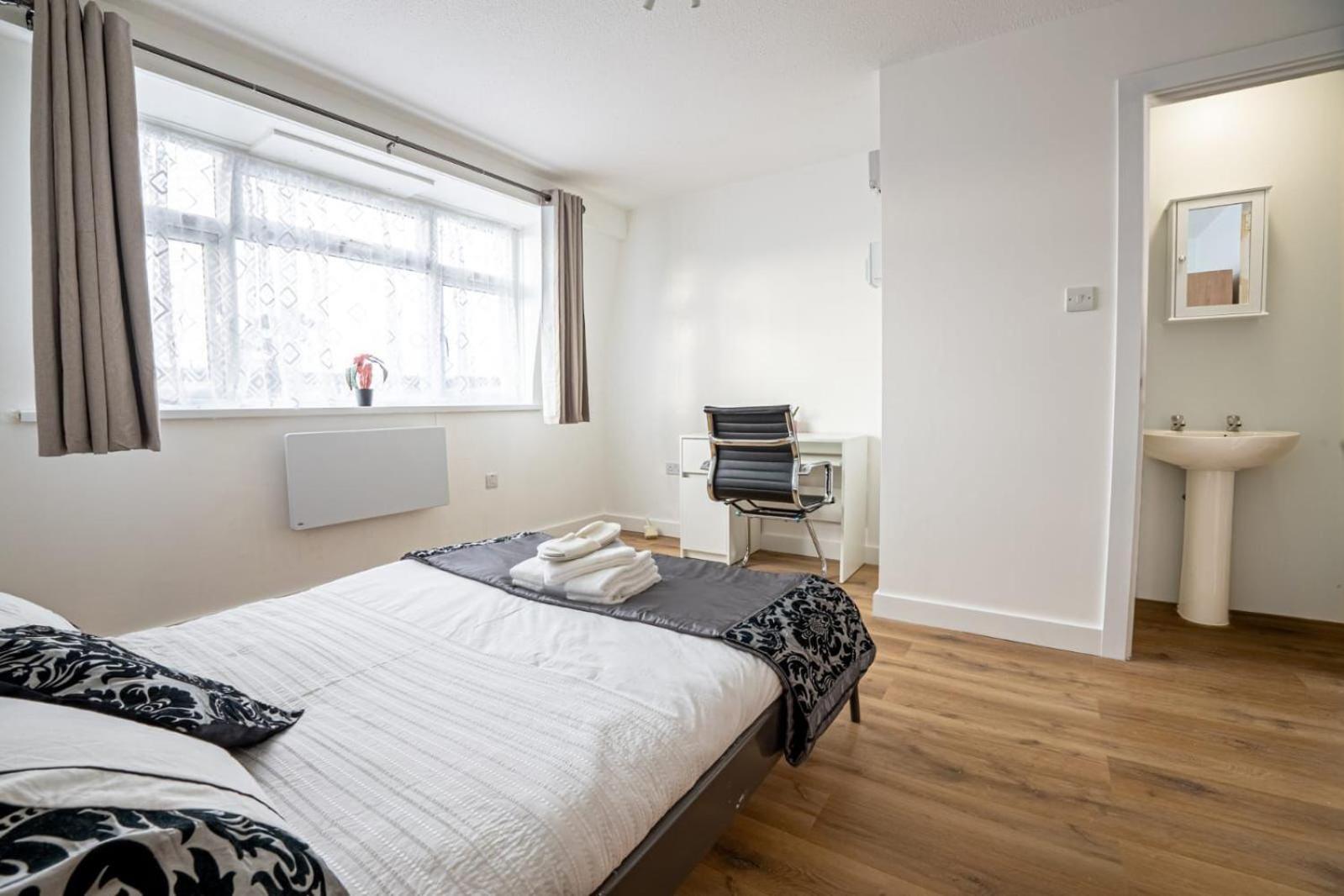 Docklands Near Excel And Airport 2 Double Ensuites For Up To 4 People *