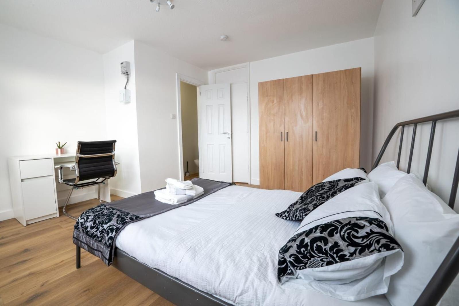 Homestay Docklands Near Excel And Airport 2 Double Ensuites For Up To 4 People