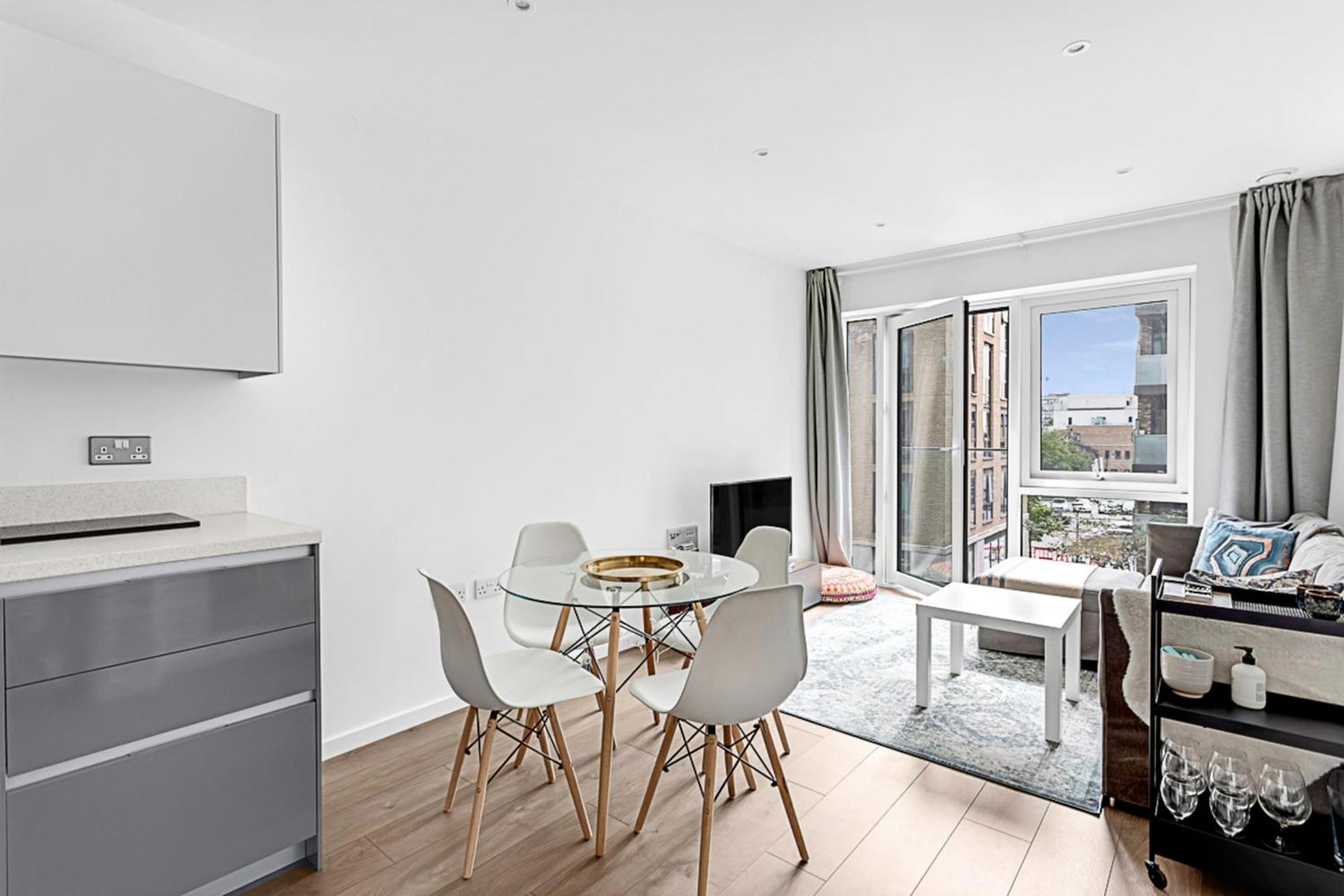 Stylish Flat In Battersea Reach *