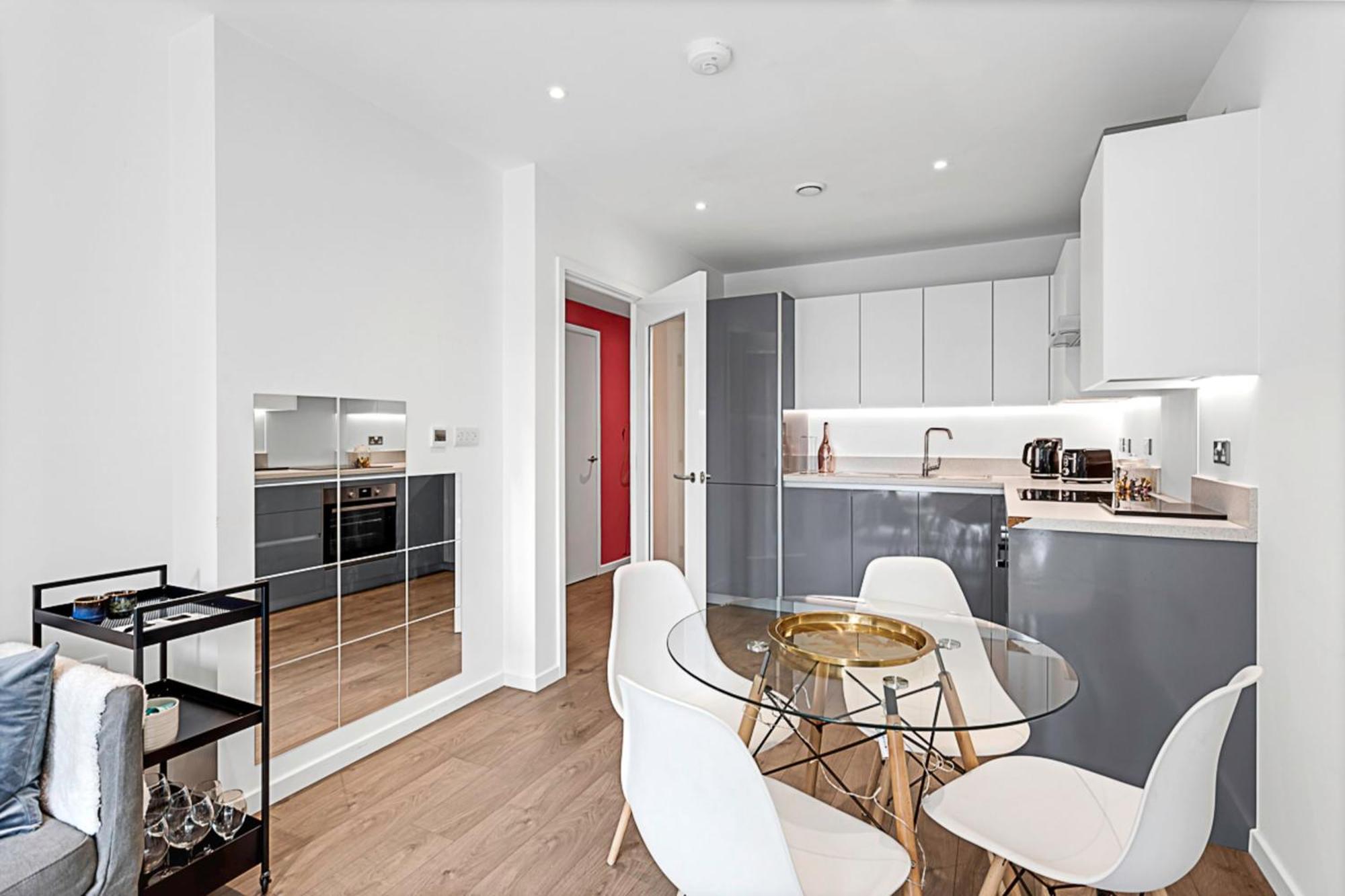 Stylish Flat In Battersea Reach London