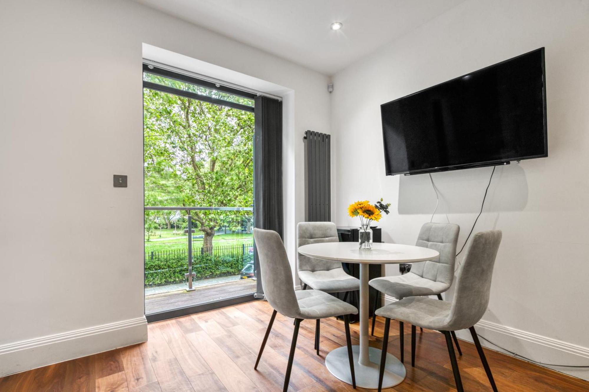 2 Bed 2 Bath Balcony View Wimbledon Tennis Holiday home London
