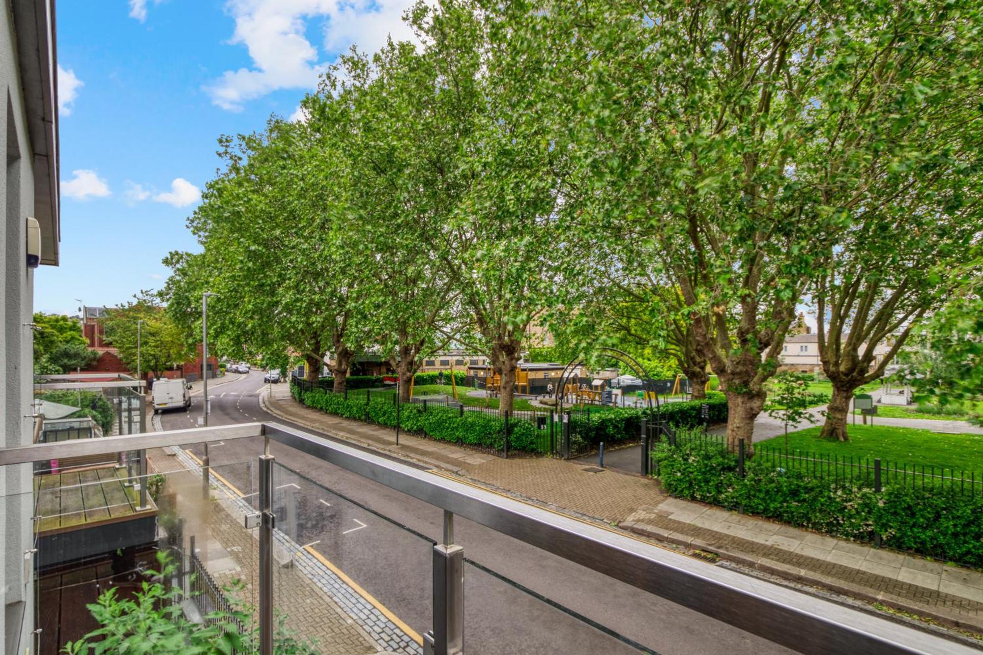 2 Bed 2 Bath Balcony View Wimbledon Tennis Holiday home *