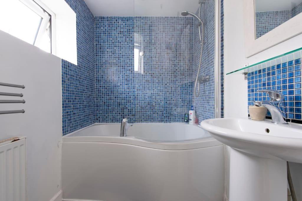 Lovely 2-bed 15 Minutes To Casa de férias *