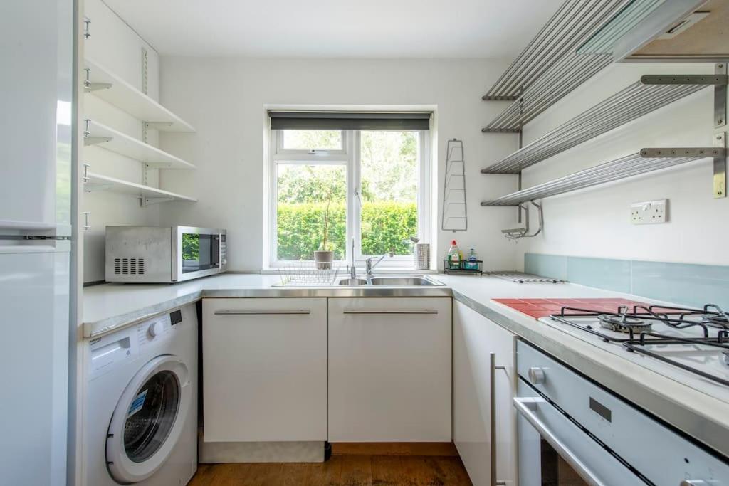 Lovely 2-bed 15 Minutes To Casa de férias Londres