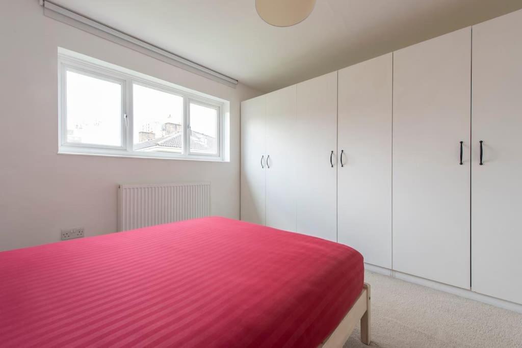 Lovely 2-bed 15 Minutes To Casa de férias *