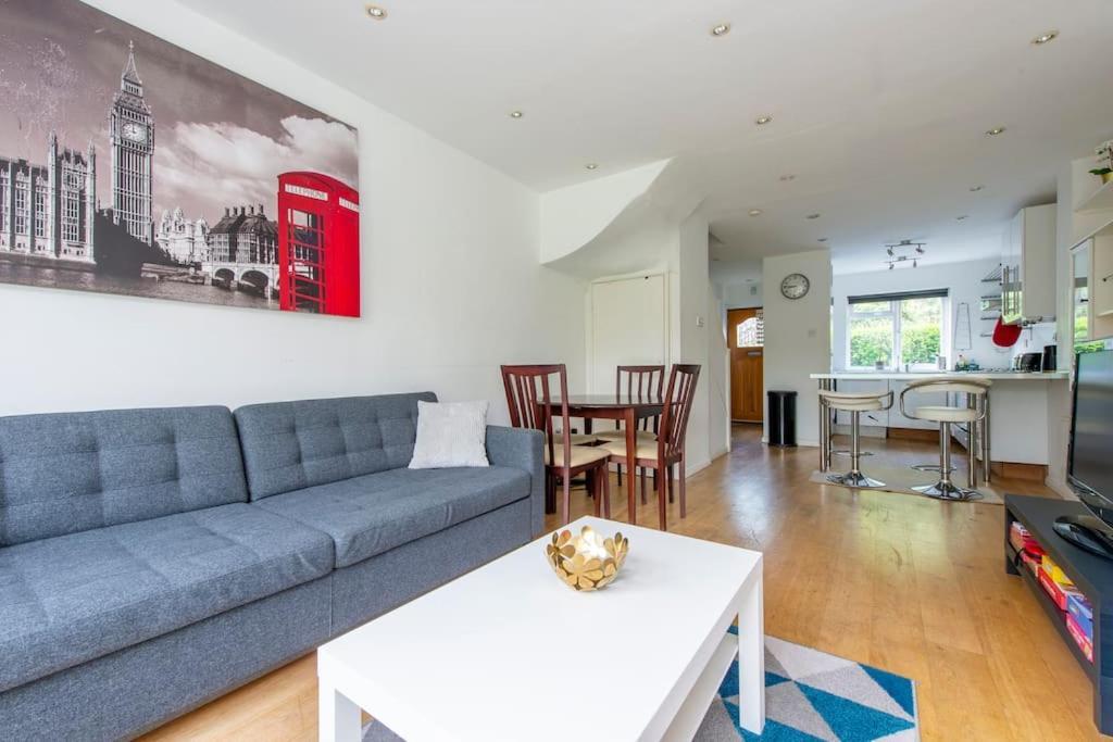 Casa de férias Lovely 2-bed 15 Minutes To