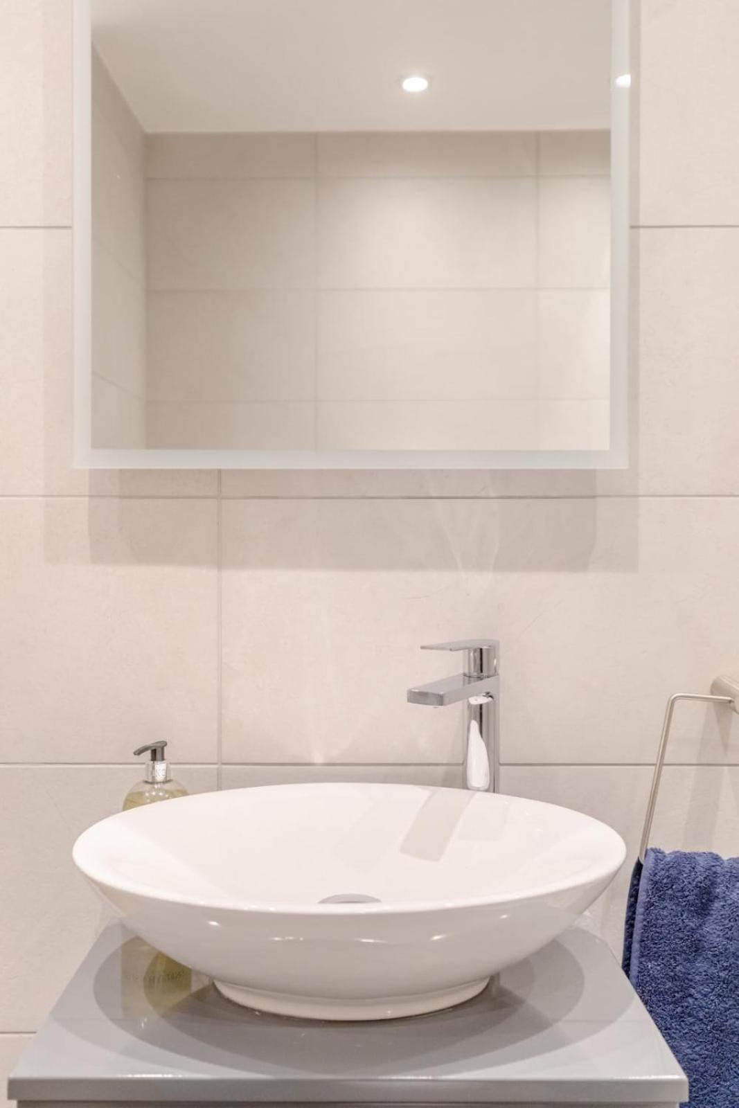 Apartment Beautifully Presented 2bd Flat Wpatio- Kensington *