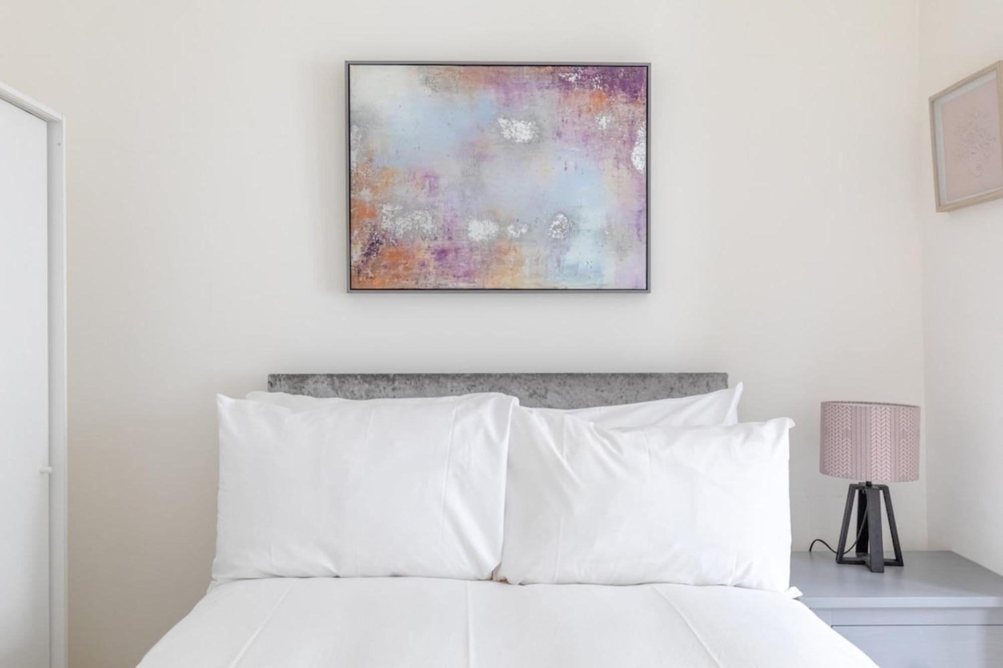 Beautifully Presented 2bd Flat Wpatio- Kensington Apartment