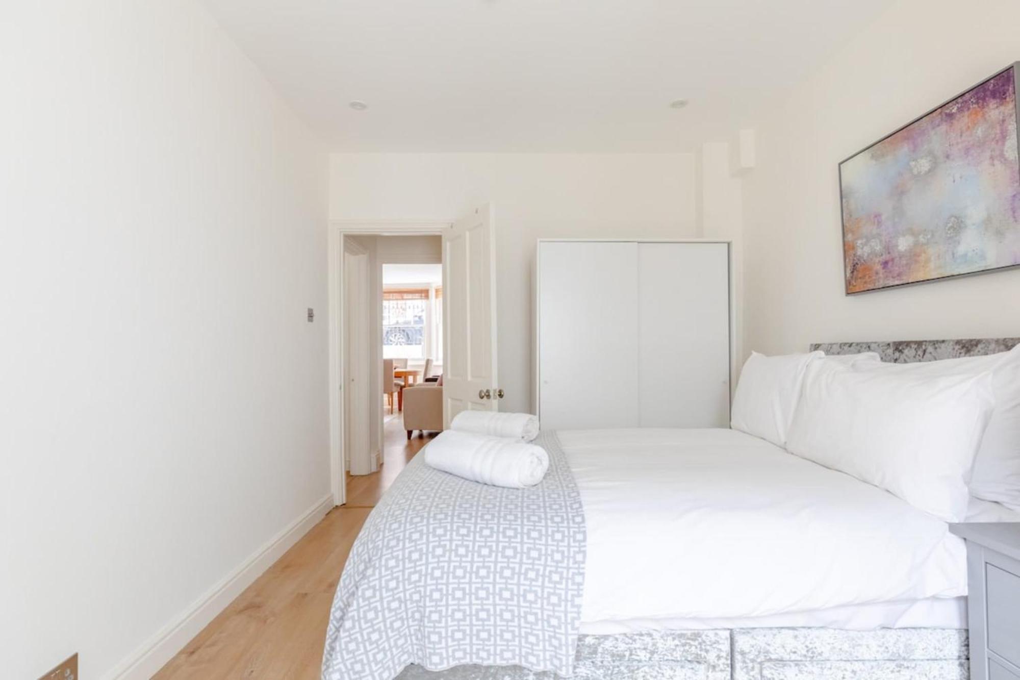 Beautifully Presented 2bd Flat Wpatio- Kensington London