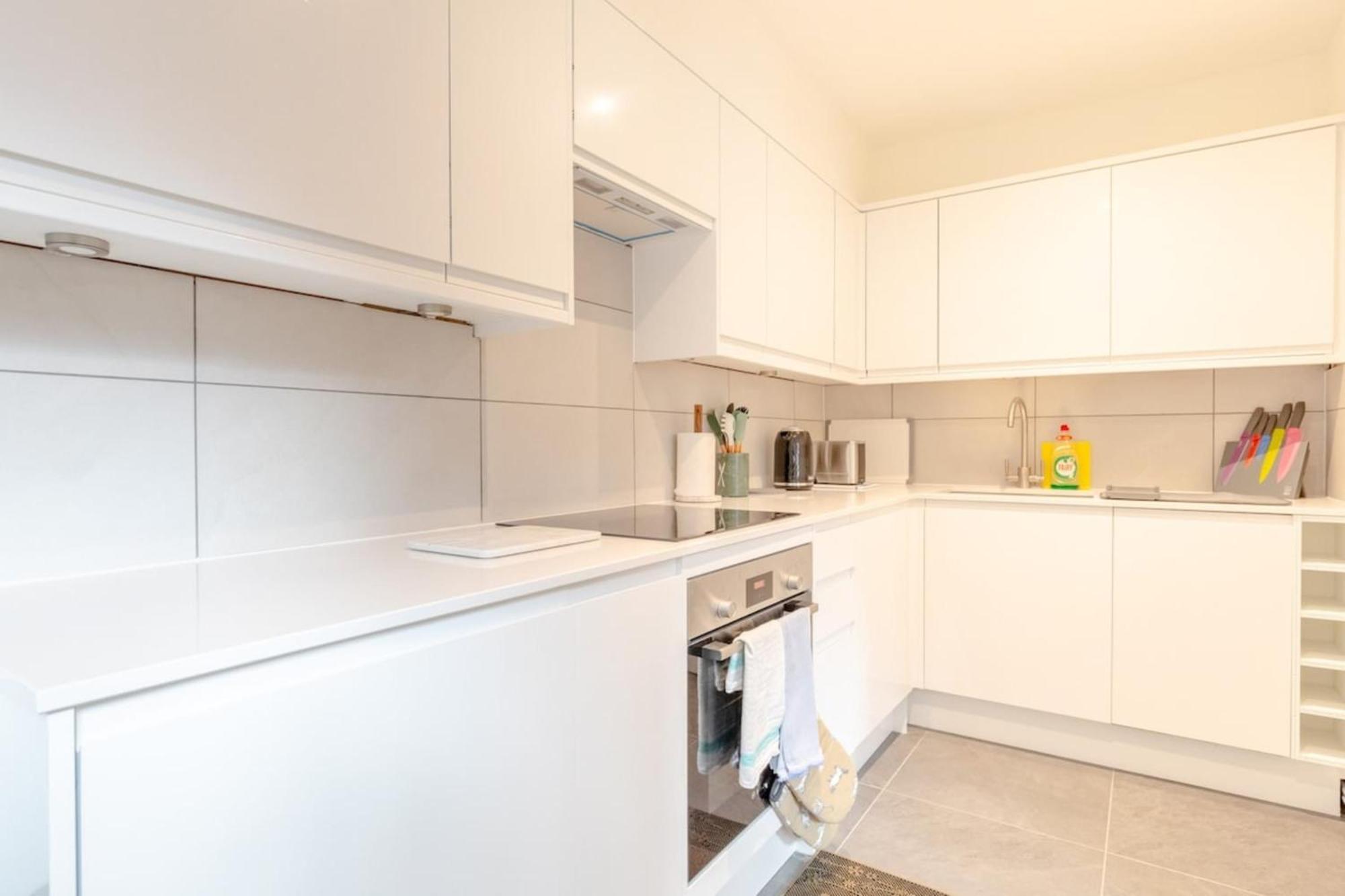 Beautifully Presented 2bd Flat Wpatio- Kensington Apartment London