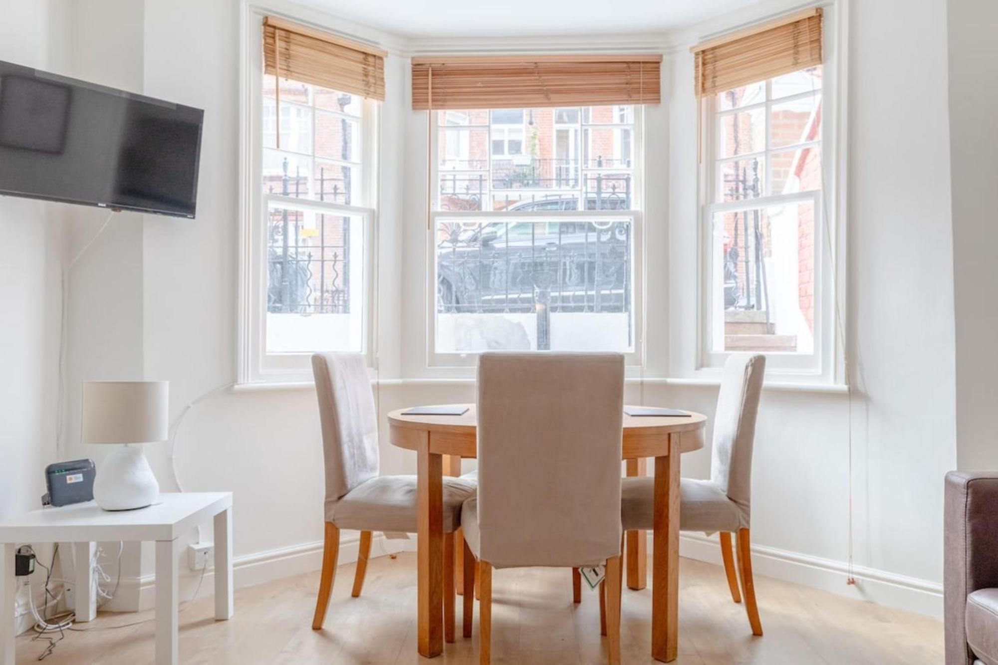 Beautifully Presented 2bd Flat Wpatio- Kensington * London