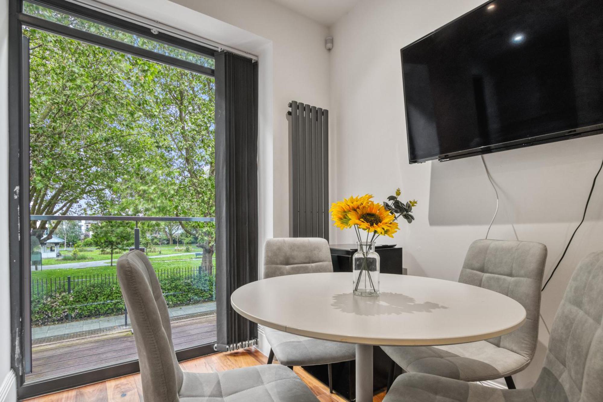 2 Bed 2 Bath Balcony View Wimbledon Tennis London