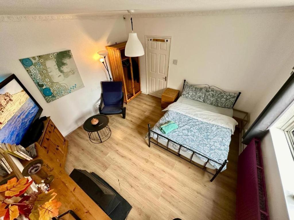 Whitechapel Lindley House R2 * London