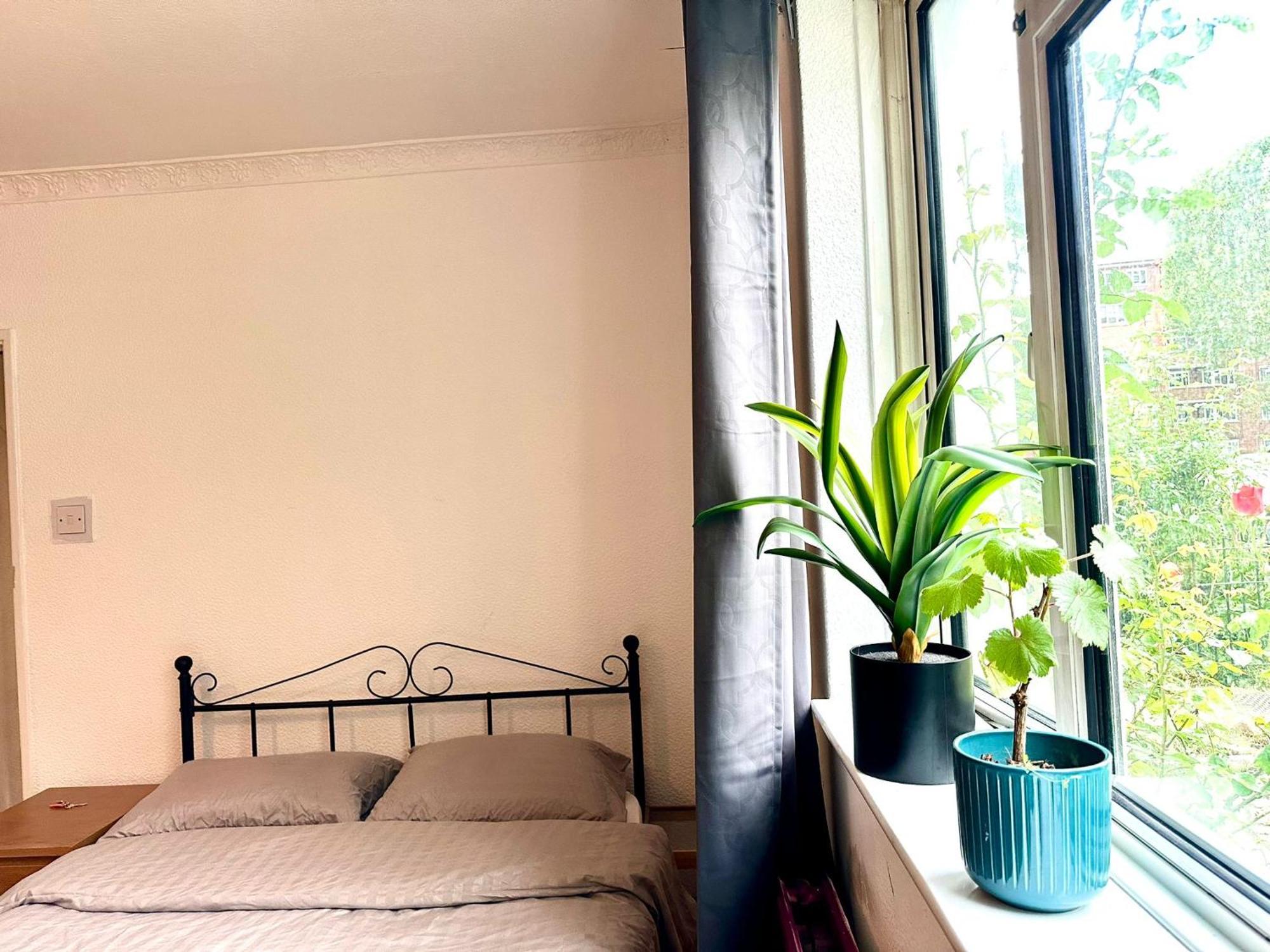 Whitechapel Lindley House R2 London