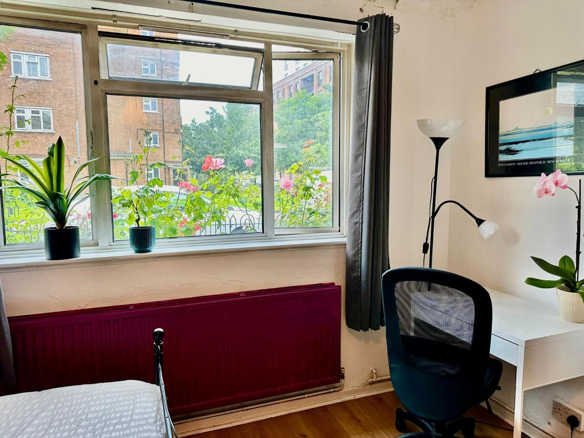 Whitechapel Lindley House R2 London