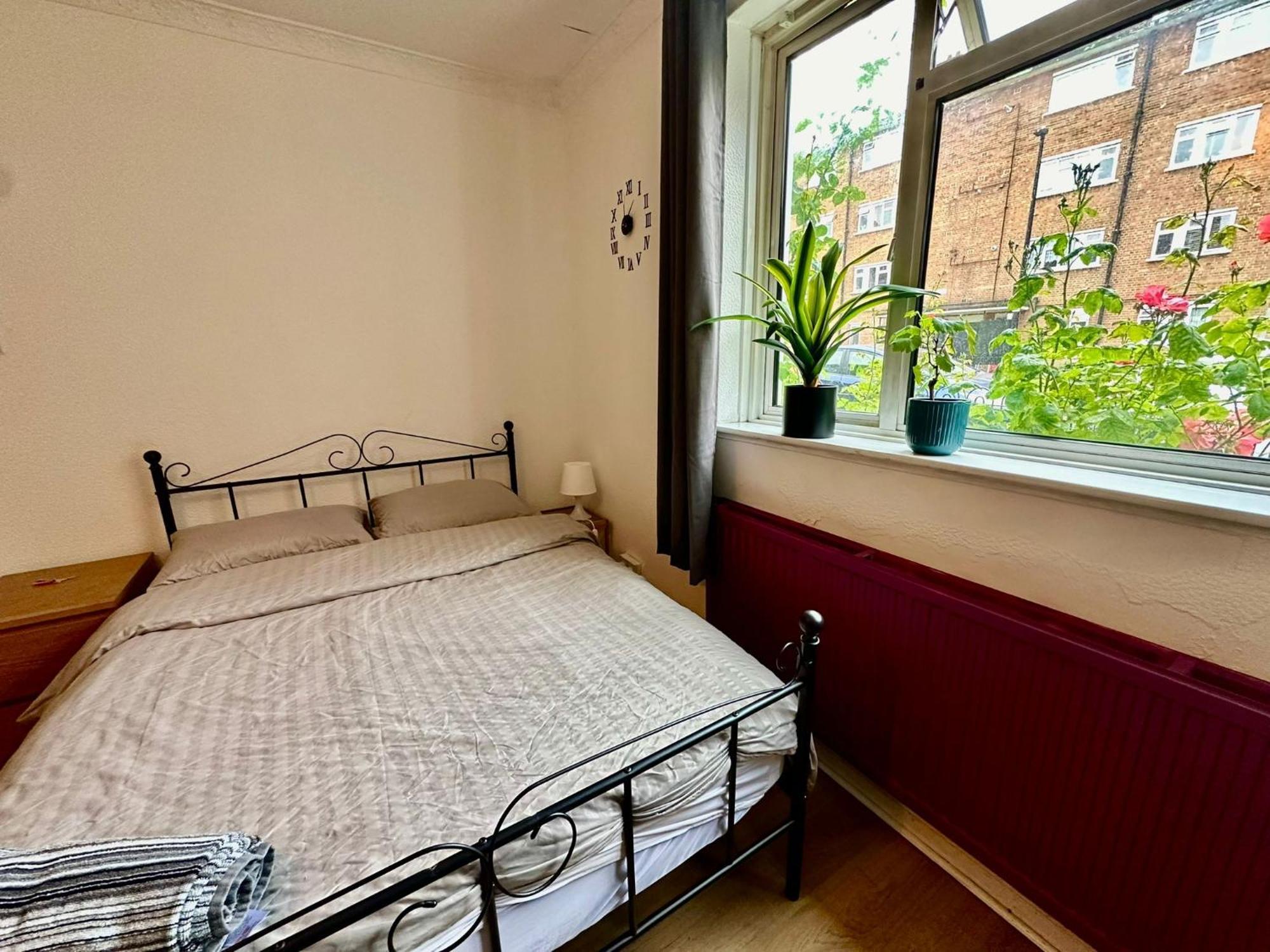 Whitechapel Lindley House R2 * London