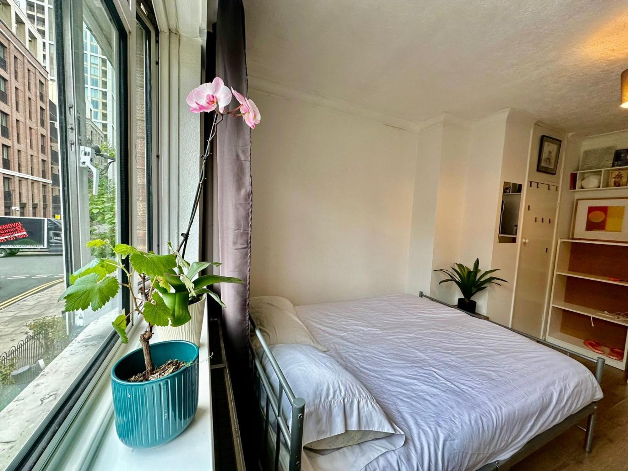 Whitechapel Lindley House R2 London