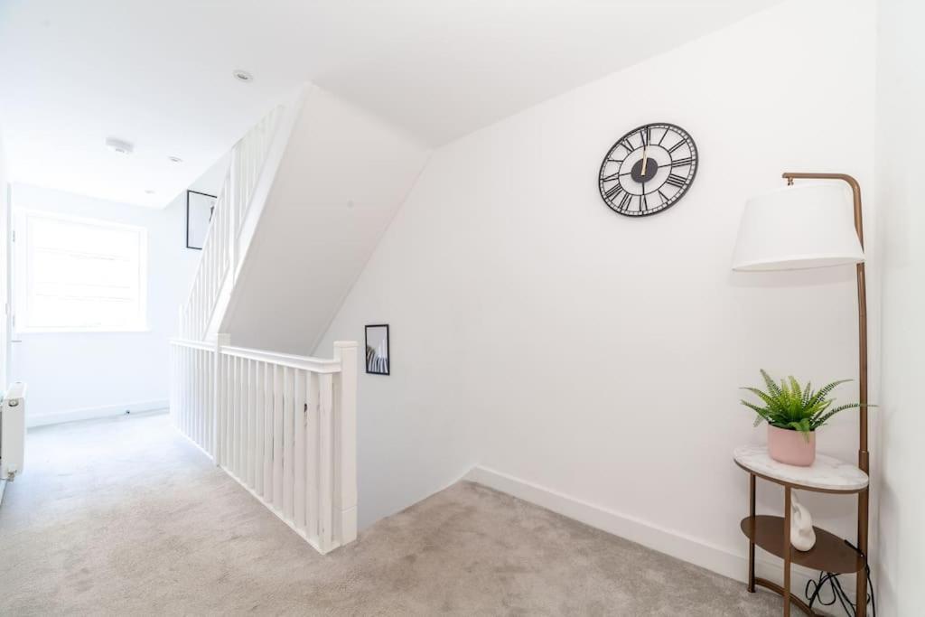 Apartamento Stunning 5-bedroom Retreat In The Heart Of *