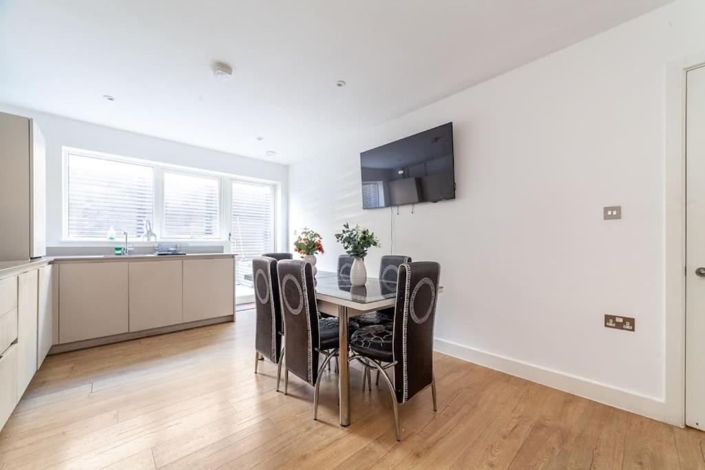 Apartamento Stunning 5-bedroom Retreat In The Heart Of *