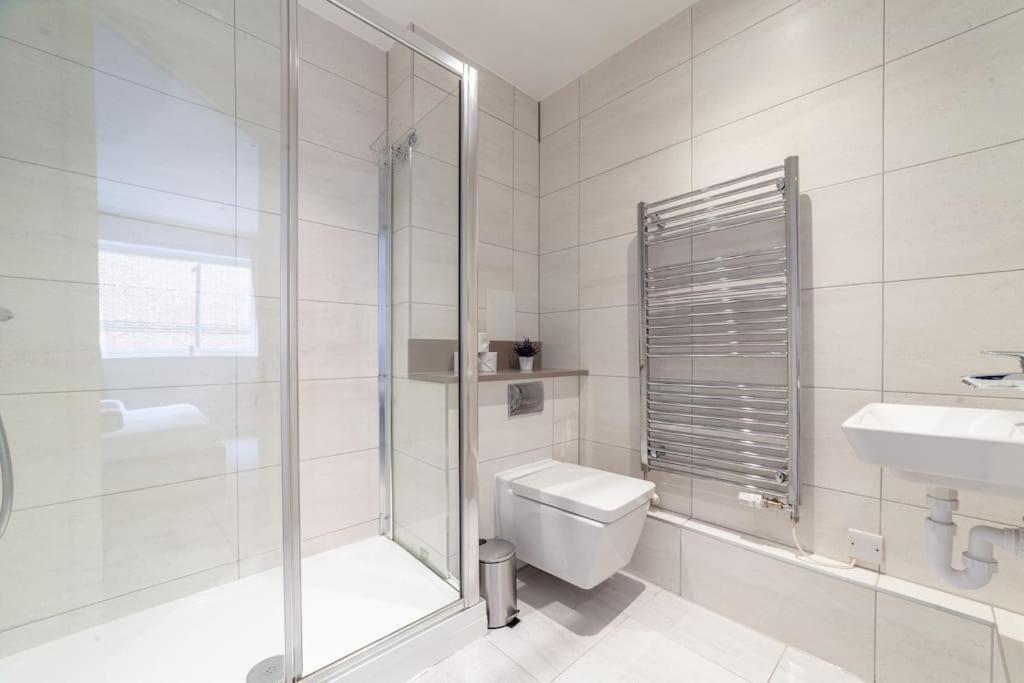 Stunning 5-bedroom Retreat In The Heart Of * Londres
