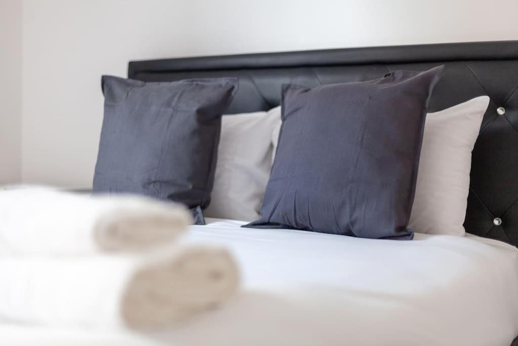 Apartamento Stunning 5-bedroom Retreat In The Heart Of
