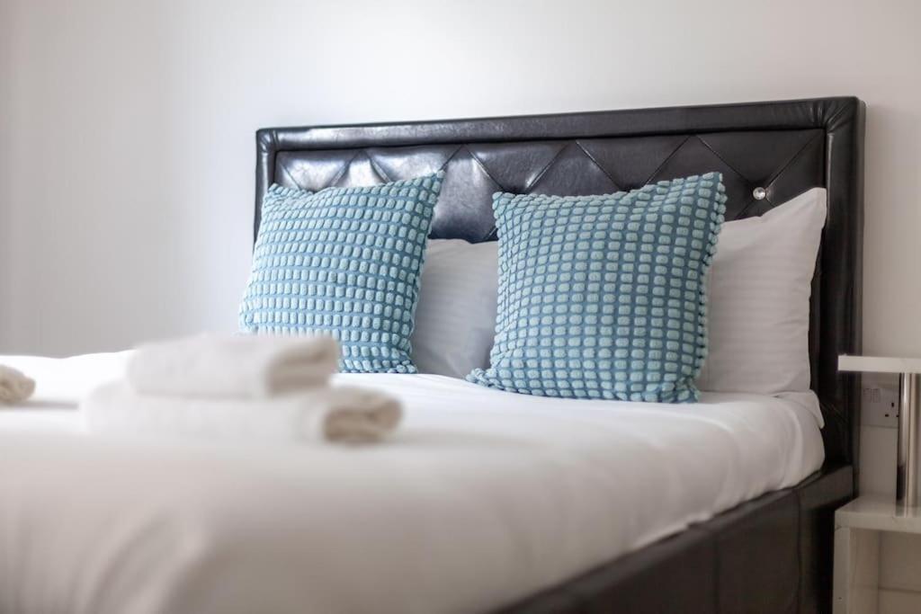 Apartamento Stunning 5-bedroom Retreat In The Heart Of *