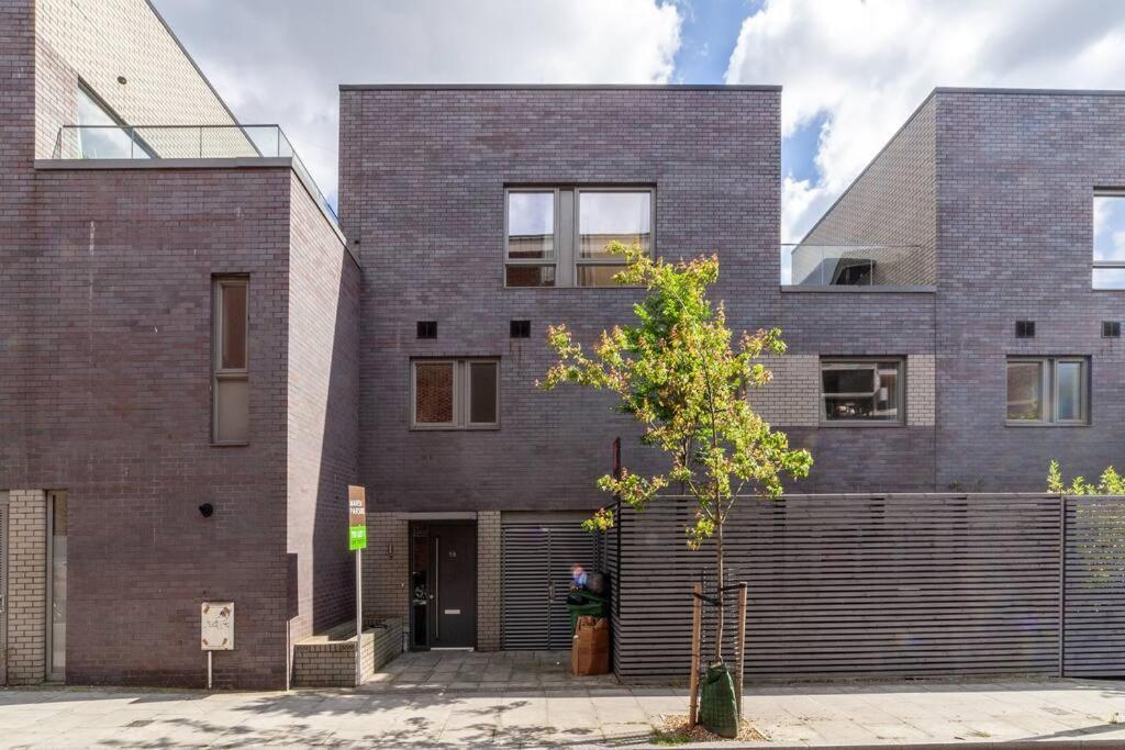 Apartamento Stunning 5-bedroom Retreat In The Heart Of