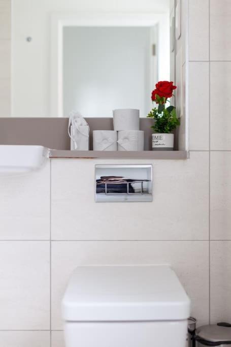 Apartamento Stunning 5-bedroom Retreat In The Heart Of
