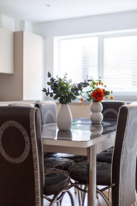 Apartamento Stunning 5-bedroom Retreat In The Heart Of *