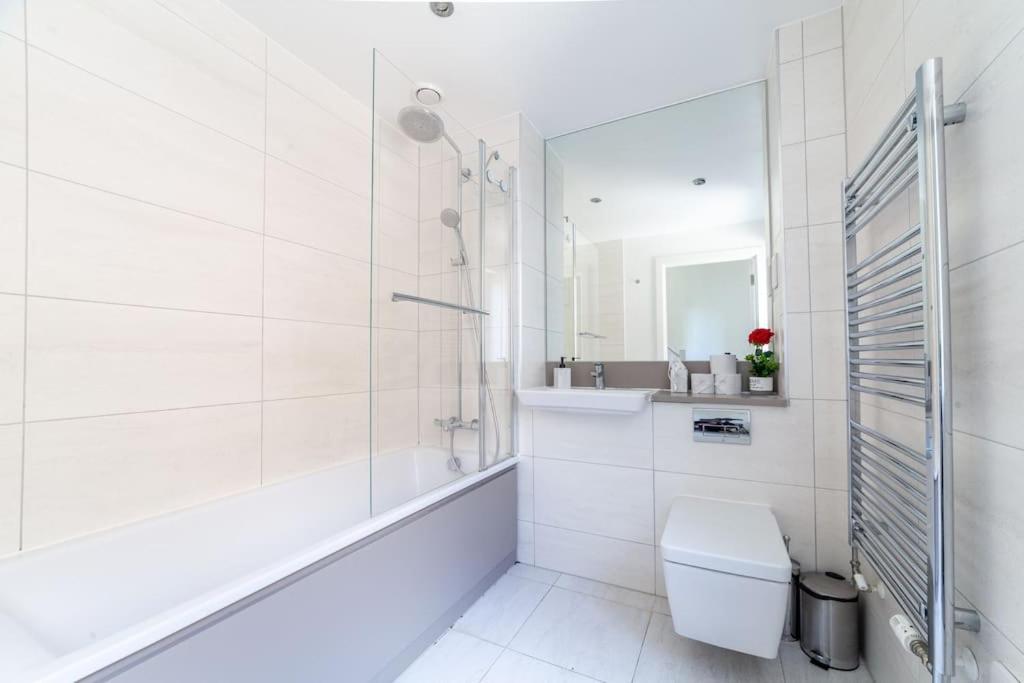 Apartamento Stunning 5-bedroom Retreat In The Heart Of *