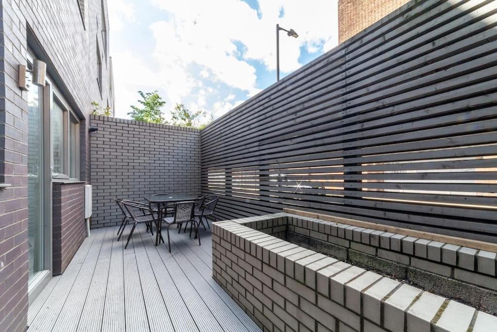 Stunning 5-bedroom Retreat In The Heart Of Apartamento