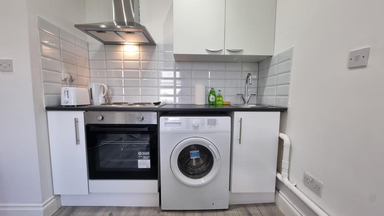 Studio For 2 Person Next To Woodgreen Apartment *