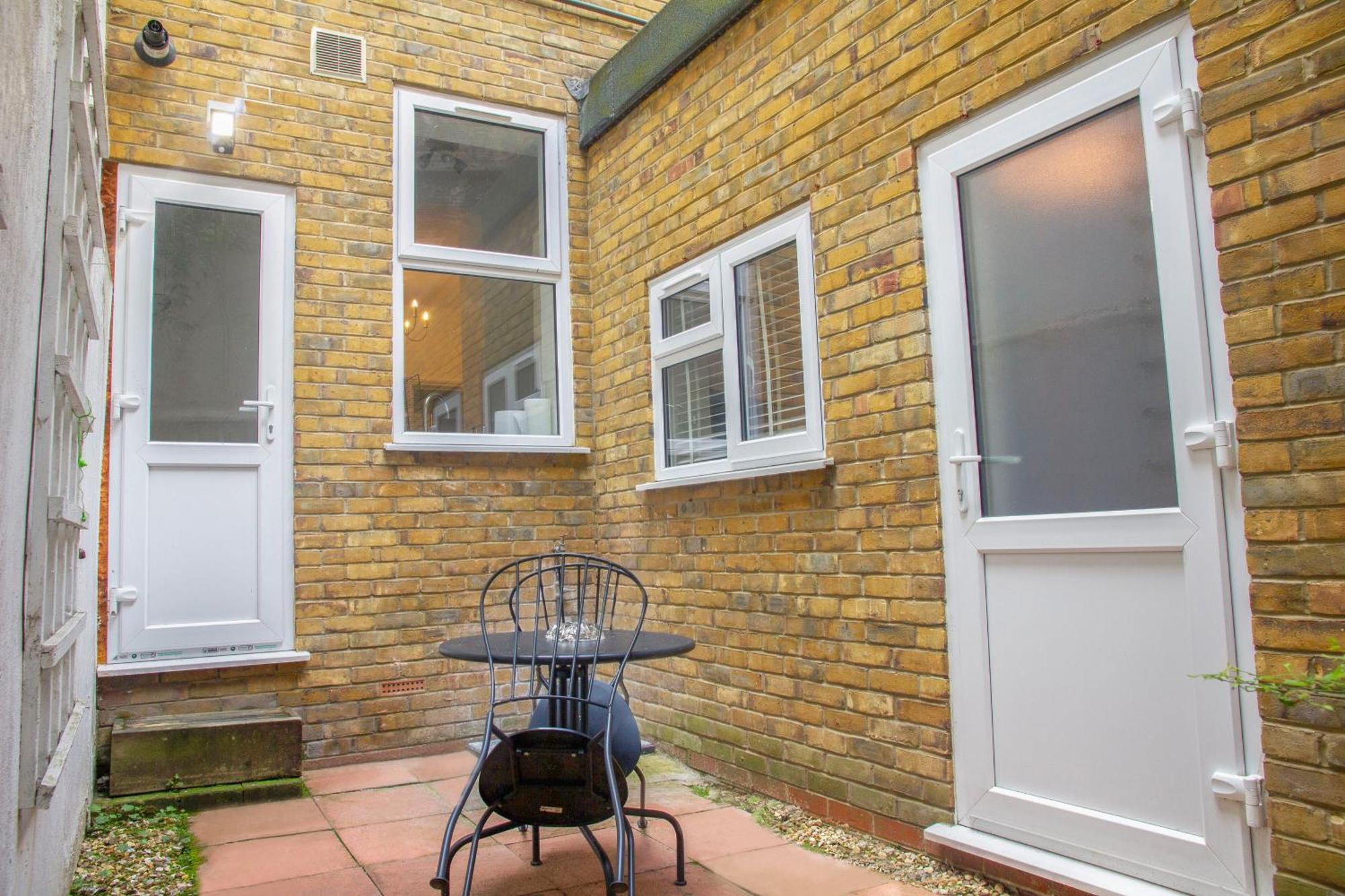 Apartment - Great Location *
