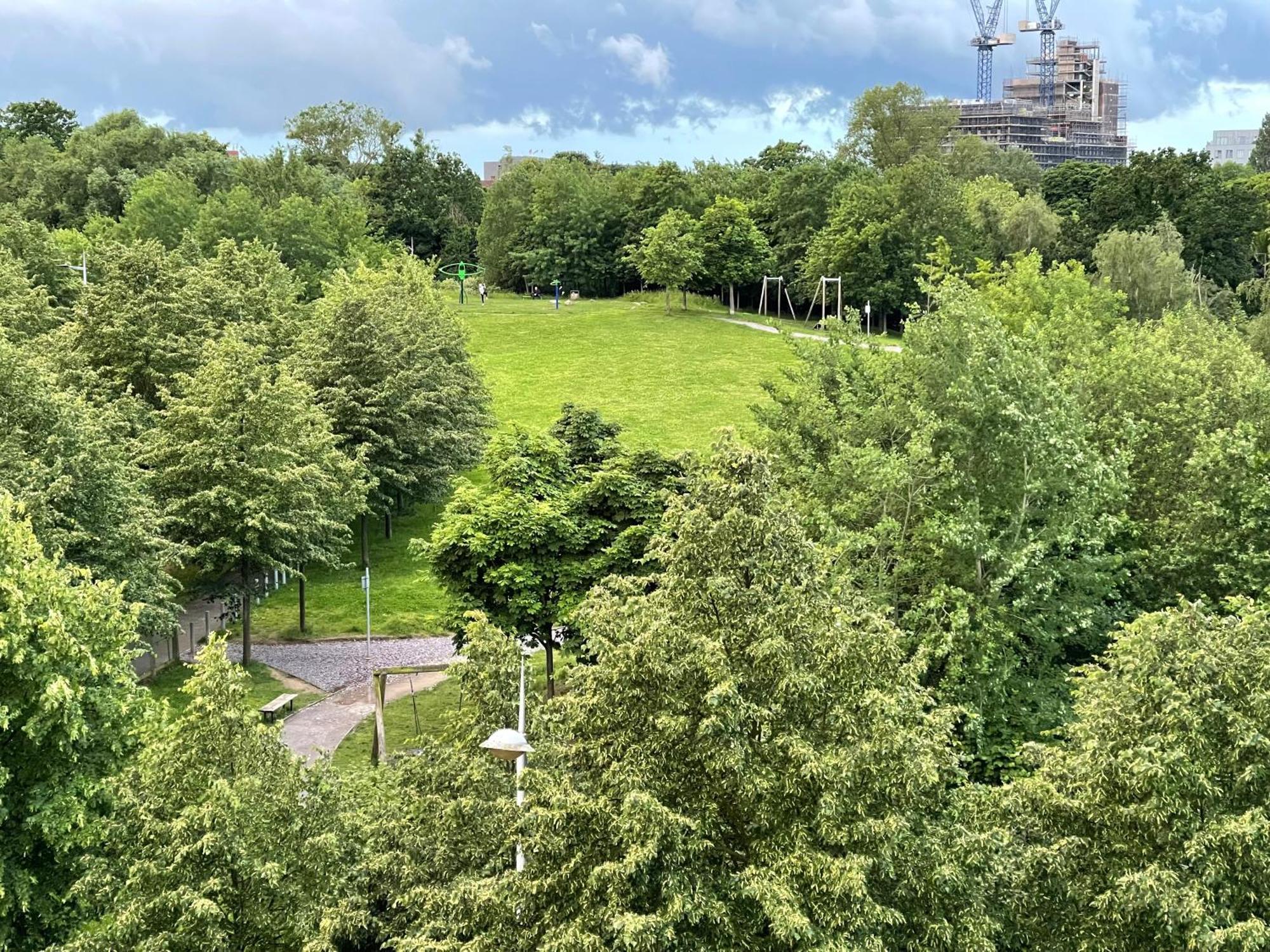 Waterfall Oasis: Luxury Wembley With Parking *