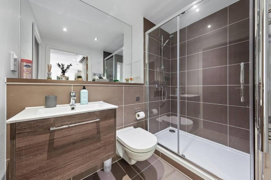 Apartment Sleep 7 20 Mins From Waterloo Bp65 London