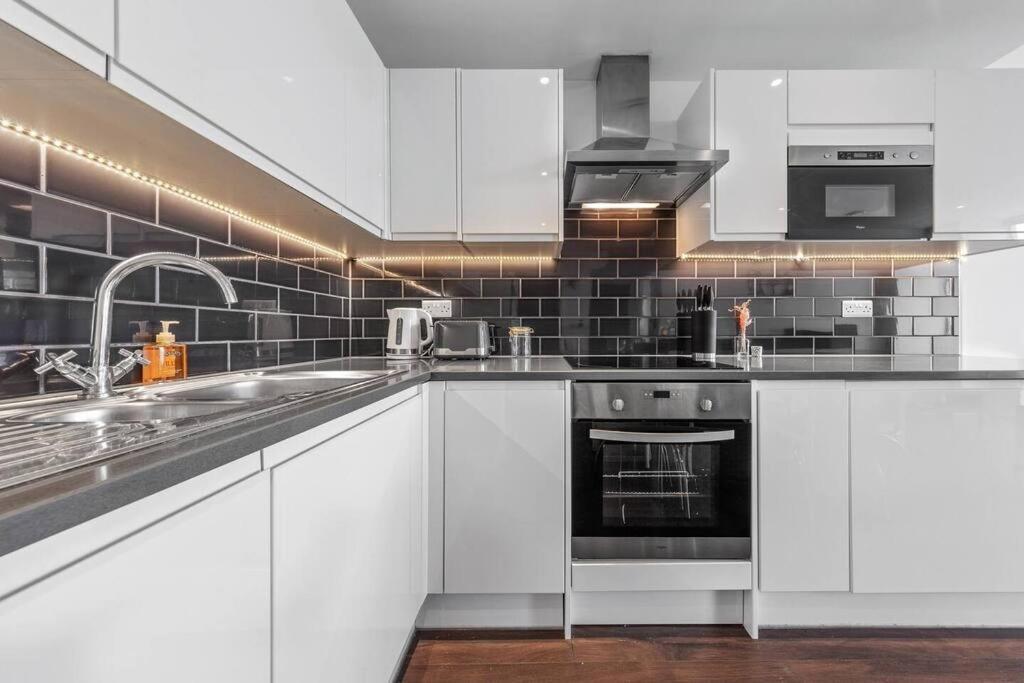 Apartment Sleep 7 20 Mins From Waterloo Bp65 London